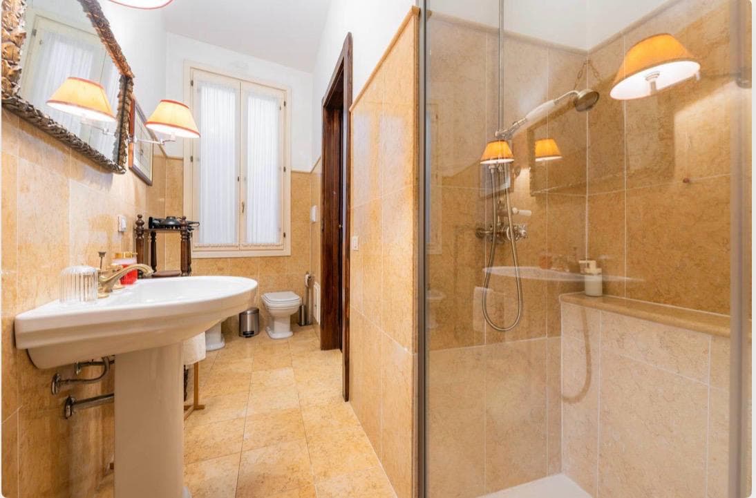 Master bathroom at ĀMĪTA