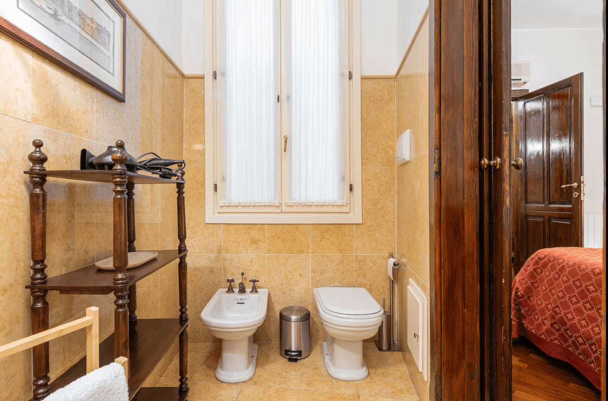 Master bathroom at ĀMĪTA